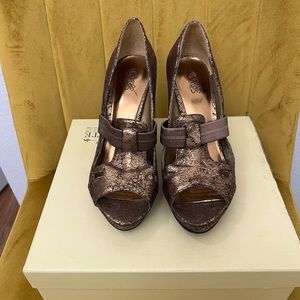 Peep toe dress platform sandal